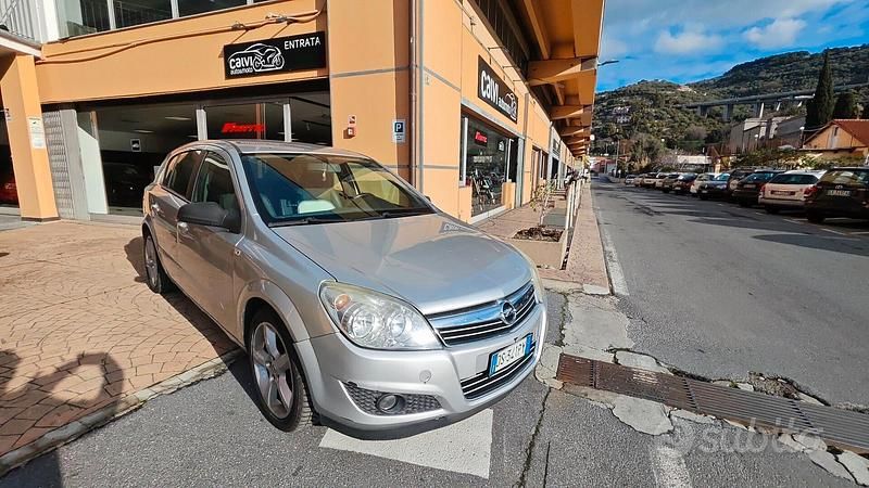 Usata Opel Astra Cosmo 110 CV (80 kW) 2008 Grigio Berlina