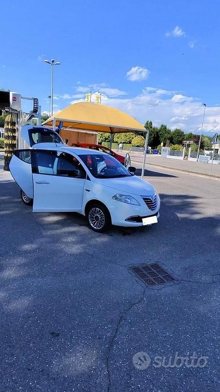 Usata Lancia Ypsilon 85 CV (62 kW) 2014 Bianco Utilitaria