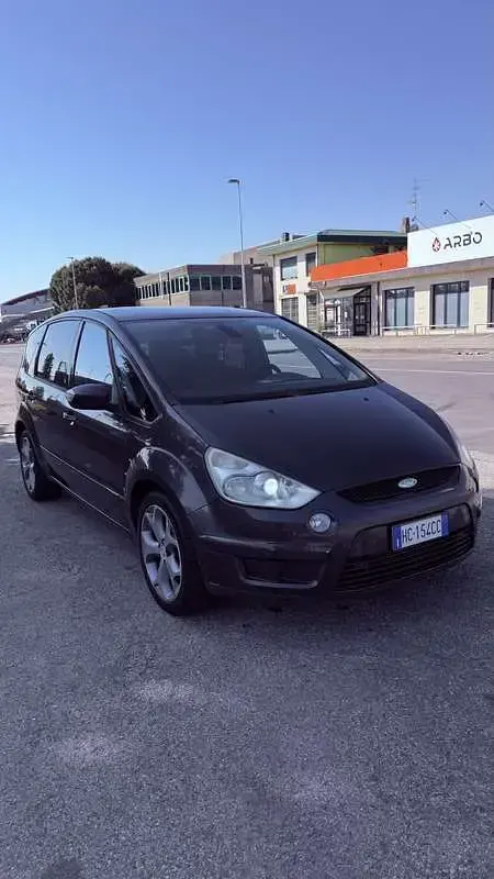 Usata Ford S-MAX Titanium 140 CV (102 kW) 2009 Monovolume