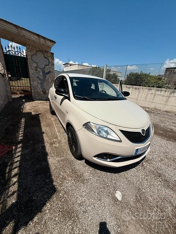 Usata Lancia Ypsilon 60 CV (44 kW) 2019 Bianco Utilitaria