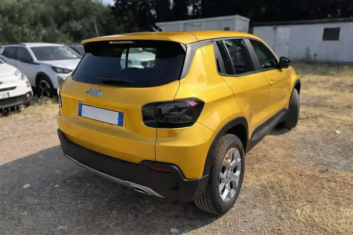 Usado Jeep Avenger Altitude 101 HP (74 kW) 2024 Amarelo SUV