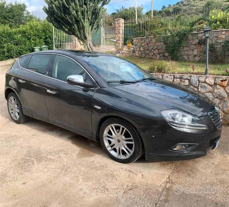 Grigio Usata 2012 Lancia Delta Platinum Due volumi | 4700 € (Buon prezzo) - Immagine 1/4