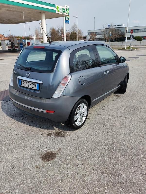 Usata Lancia Ypsilon 69 CV (50 kW) 2012 Grigio Utilitaria