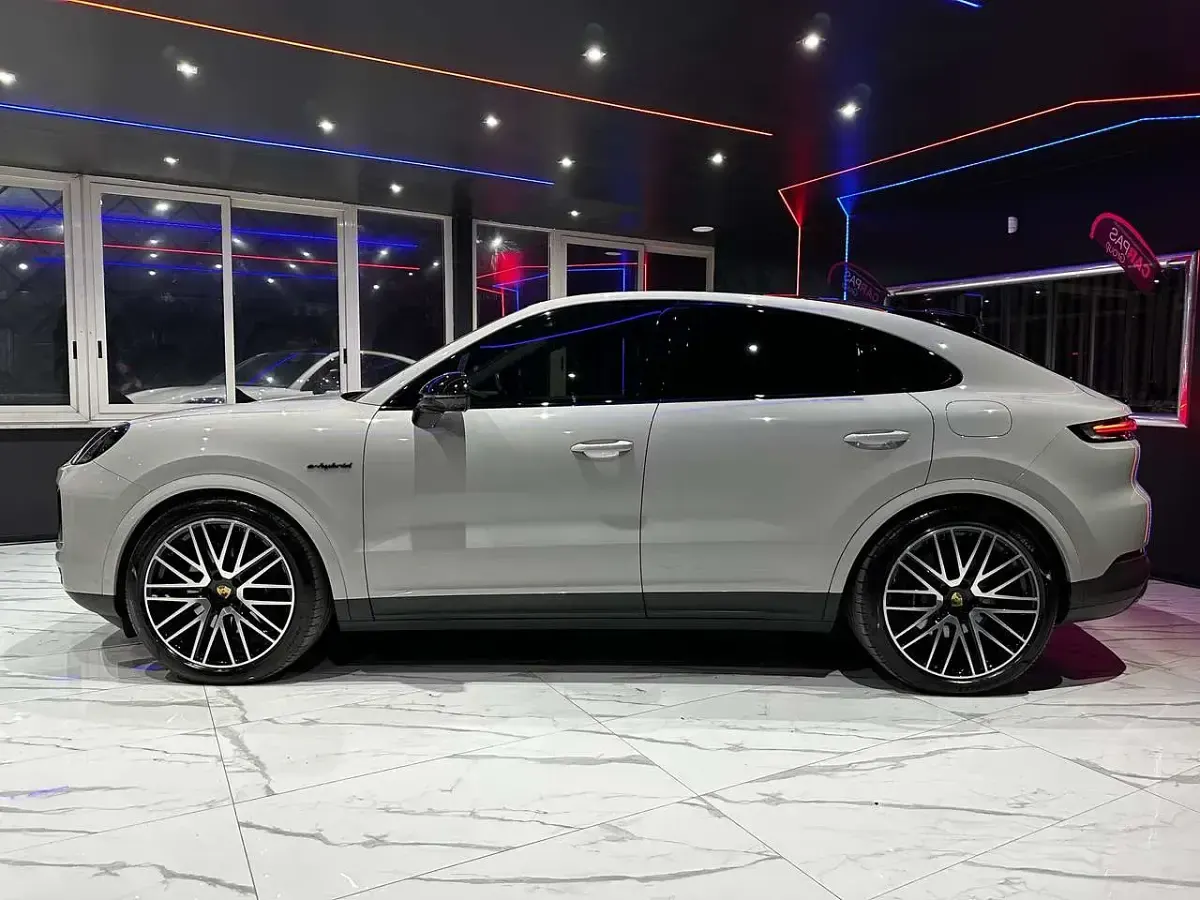 Usata Porsche Cayenne 354 CV (260 kW) 2023 Grigio SUV