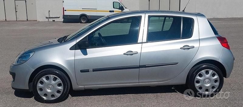 Usata Renault Clio II 75 CV (55 kW) 2007 Grigio Berlina