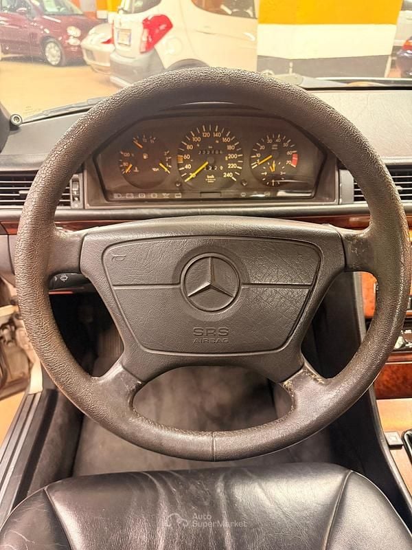 Usado Mercedes E200 136 CV (100 kW) 1992 Plateado Utilitario