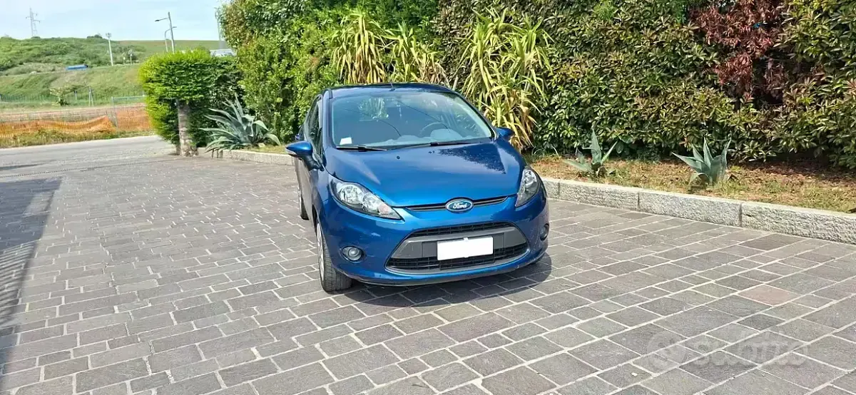 Usata Ford Fiesta 92 CV (67 kW) 2010 Blu Berlina