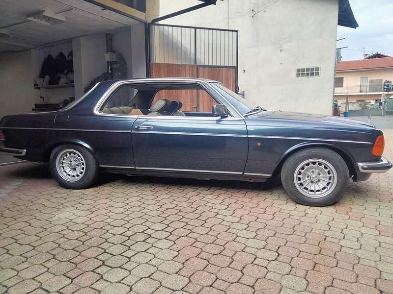 Usata Mercedes 230 109 CV (80 kW) 1978 Blu/azzurro Coupé