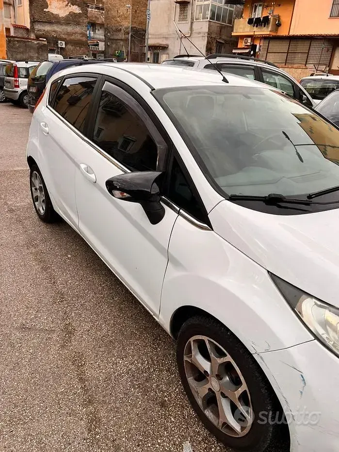 Usata Ford Fiesta 82 CV (60 kW) 2013 Bianco Utilitaria