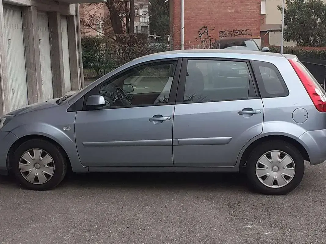 Usata Ford Fiesta Ambiente 75 CV (55 kW) 2007 Blu/azzurro Utilitaria