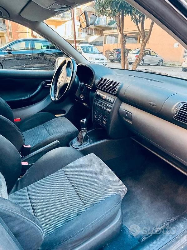 Usata Seat Leon 105 CV (77 kW) 2002 Grigio Berlina
