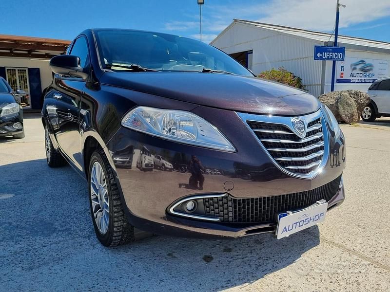 Usata Lancia Ypsilon Gold 69 CV (50 kW) 2012 Viola Utilitaria