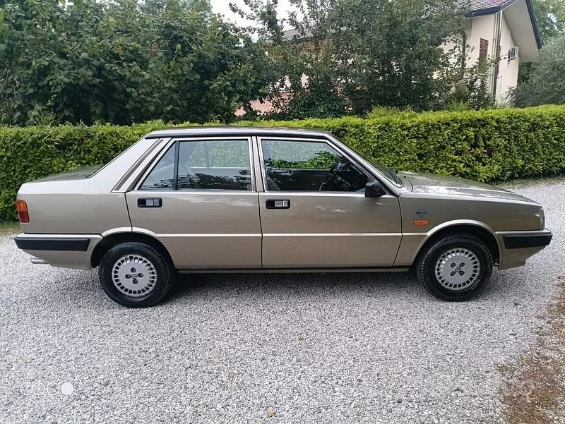 Usata Lancia Prisma 80 CV (58 kW) 1988 Grigio Berlina