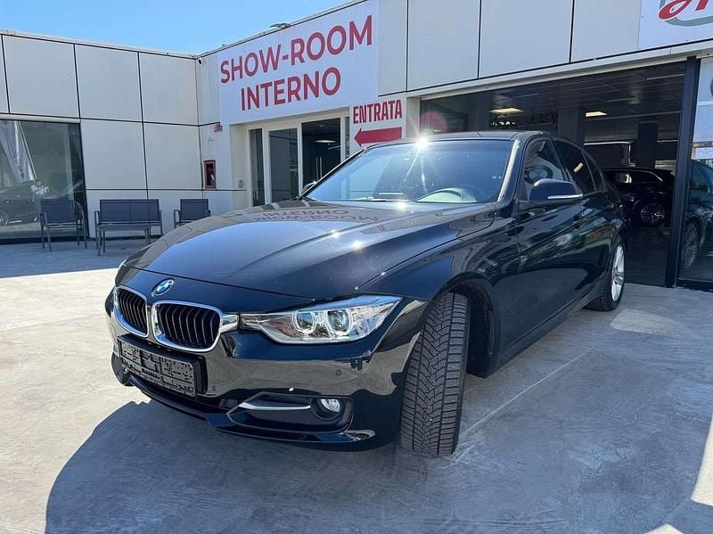 Usata BMW 320 Sport Line 184 CV (135 kW) 2013 Black sapphire metallic Berlina