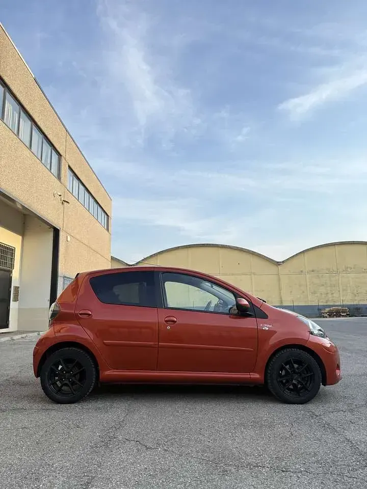 Usata Toyota Aygo Connect Style 68 CV (50 kW) 2013 Arancione Utilitaria