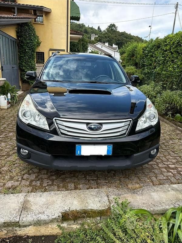 Nero Usata 2010 Subaru Outback SUV | 3800 € (Buon prezzo) - Immagine 1/4