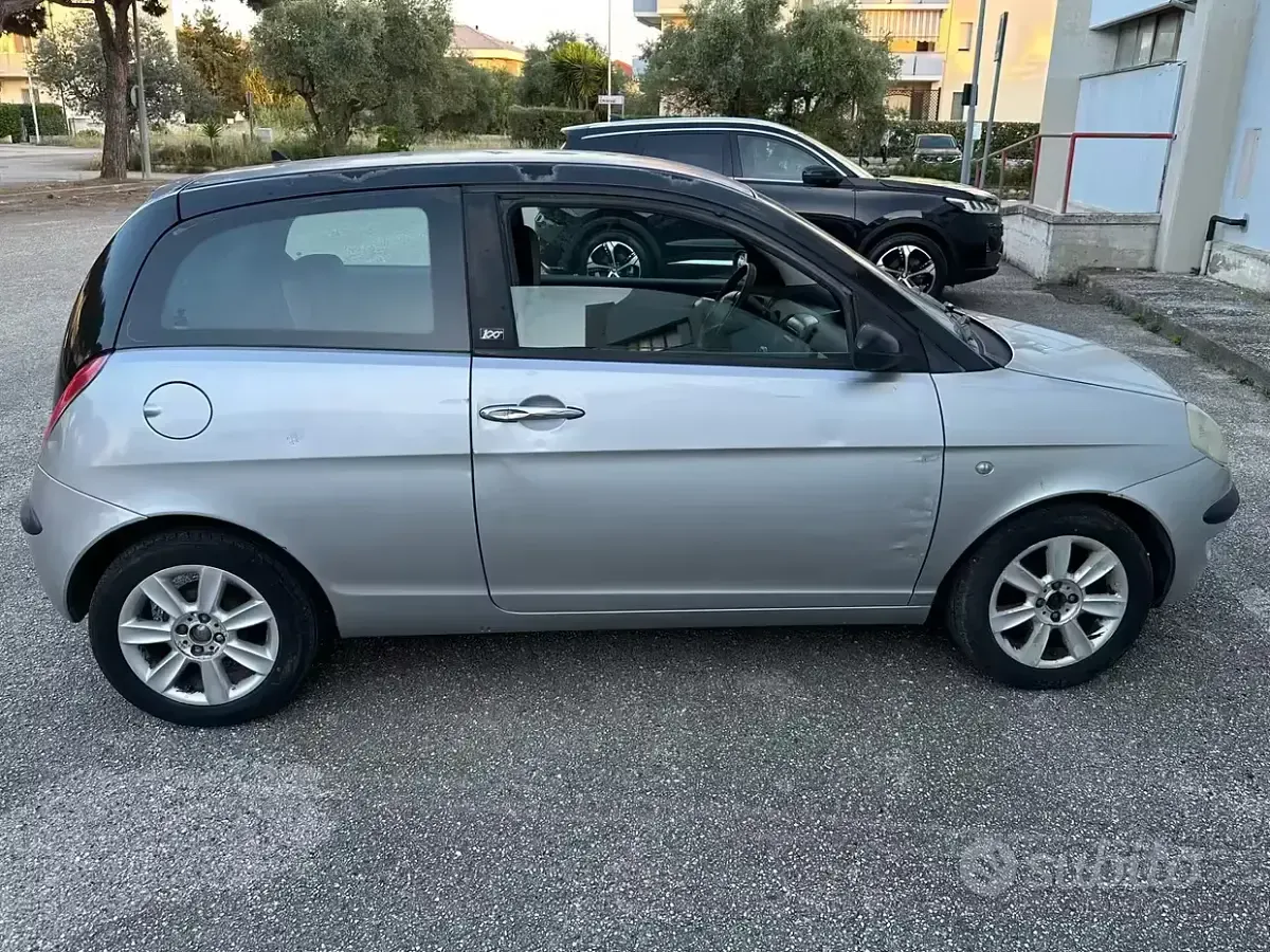 Usata Lancia Ypsilon 60 CV (44 kW) 2006 Grigio Utilitaria