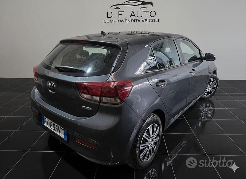Usata Kia Rio 84 CV (61 kW) 2017 Grigio Berlina