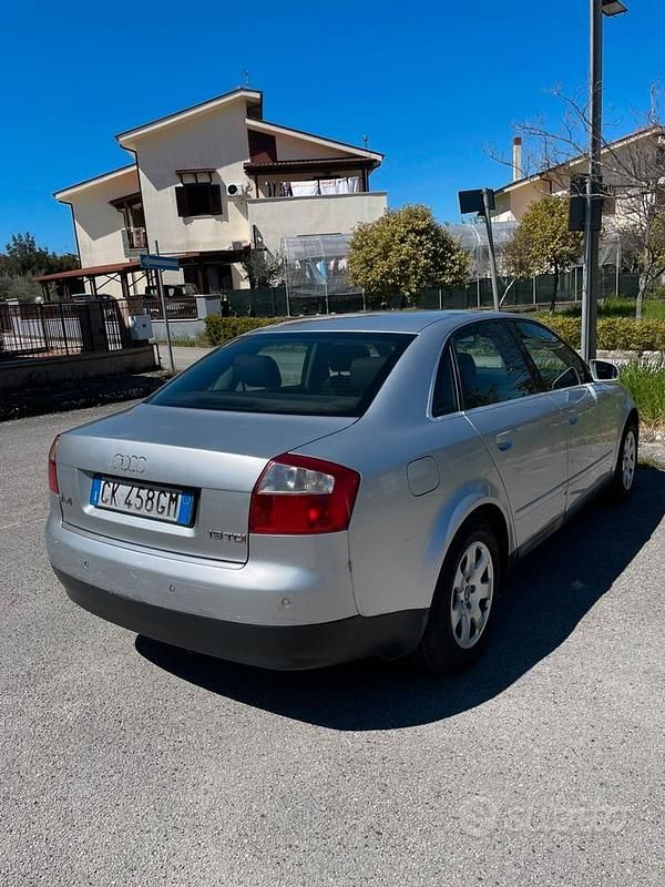 Begagnad Audi A4 131 HK (96 kW) 2003 Grå Sedan