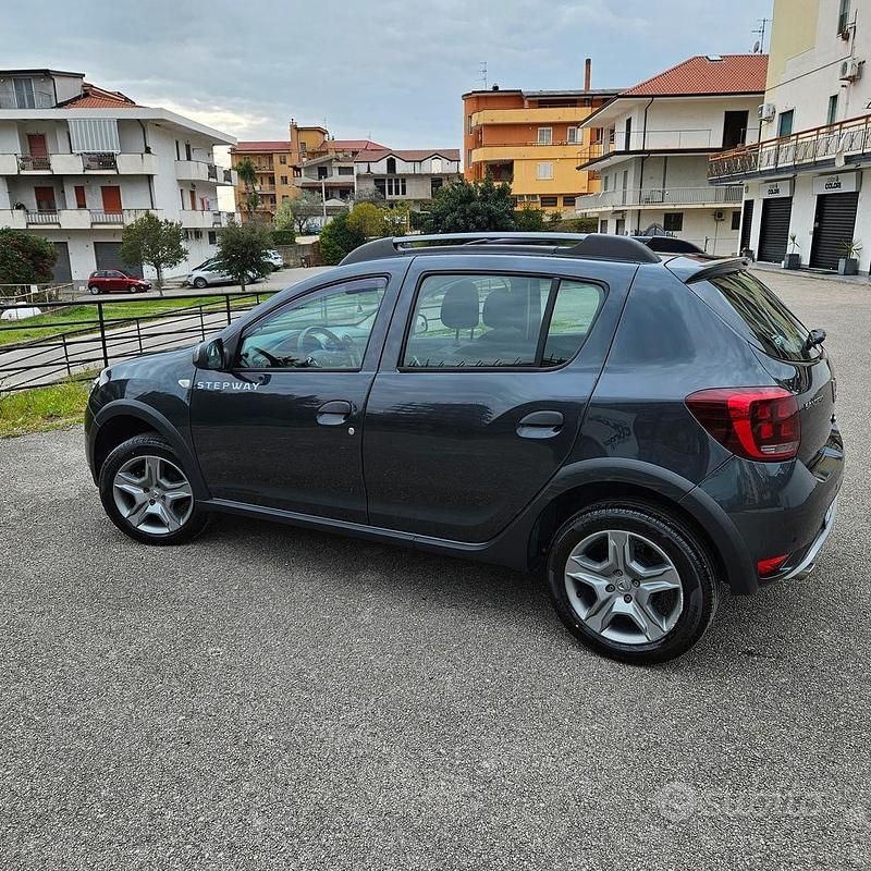 Usata Dacia Sandero Stepway 75 CV (55 kW) 2019 Grigio Utilitaria