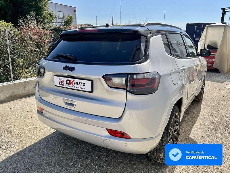 Usata Jeep Compass 179 CV (131 kW) 2022 Psn/qsns argento/tetto nero SUV