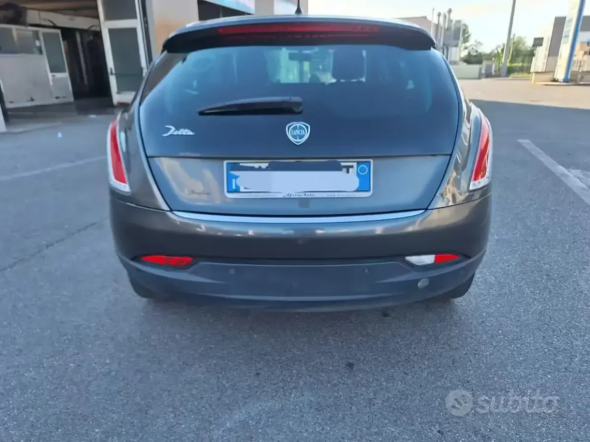 Usata Lancia Delta Gold 120 CV (88 kW) 2011 Grigio Utilitaria