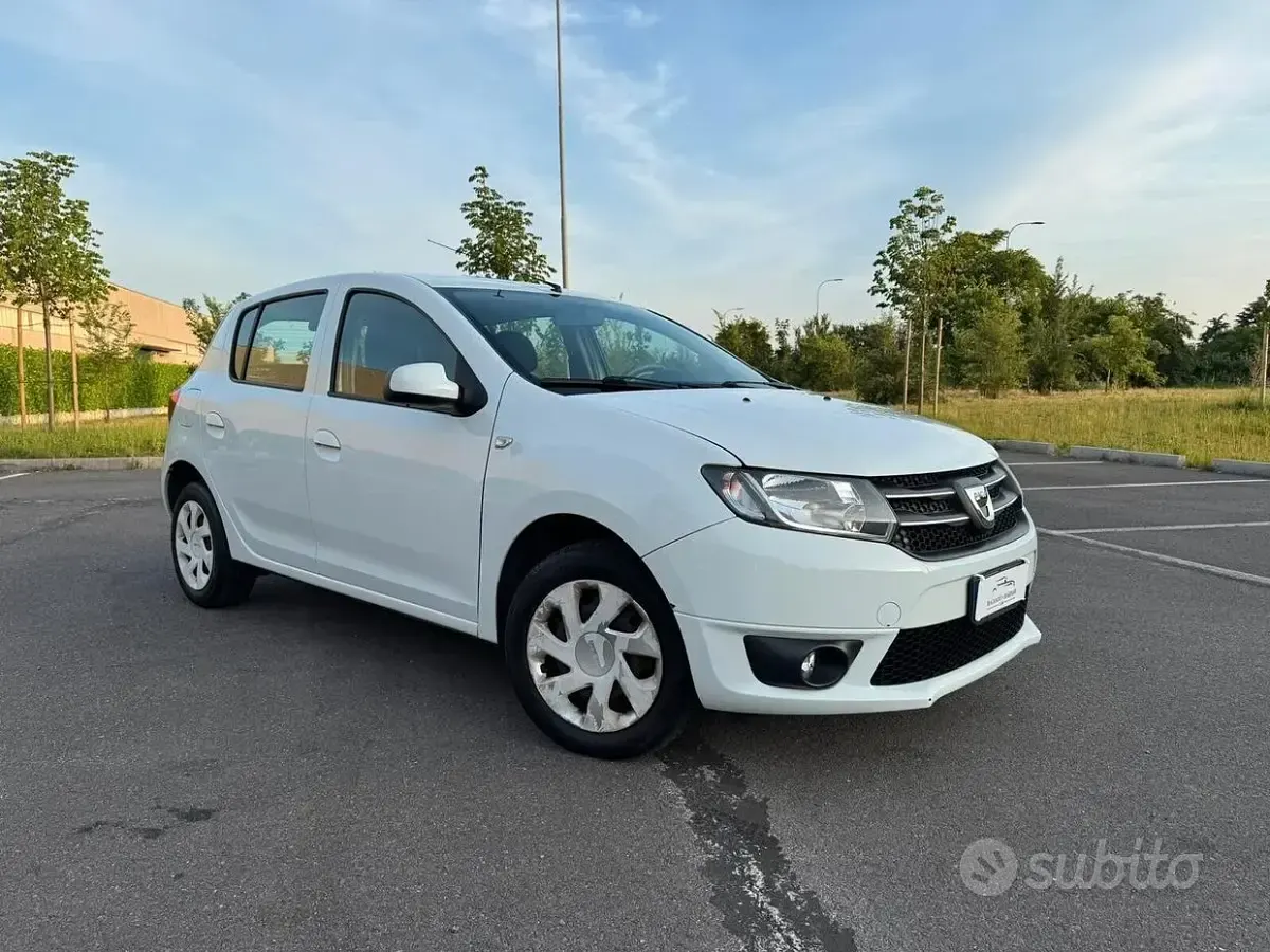 Usata Dacia Sandero Lauréate 75 CV (55 kW) 2014 Bianco Berlina