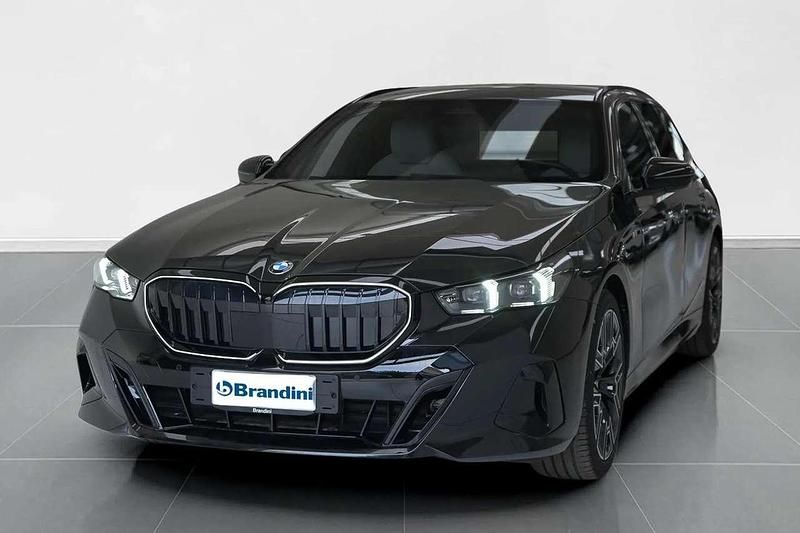 Black sapphire metallizzato Nuova 2025 BMW 520 Station wagon | 60.795 € (Ottimo prezzo) - Immagine 1/4