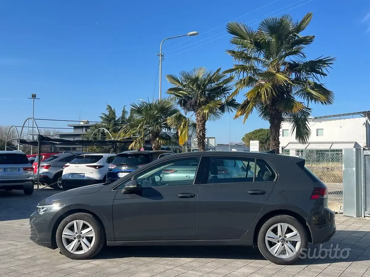 Usata VW Golf VIII Life 110 CV (80 kW) 2023 Grigio Berlina
