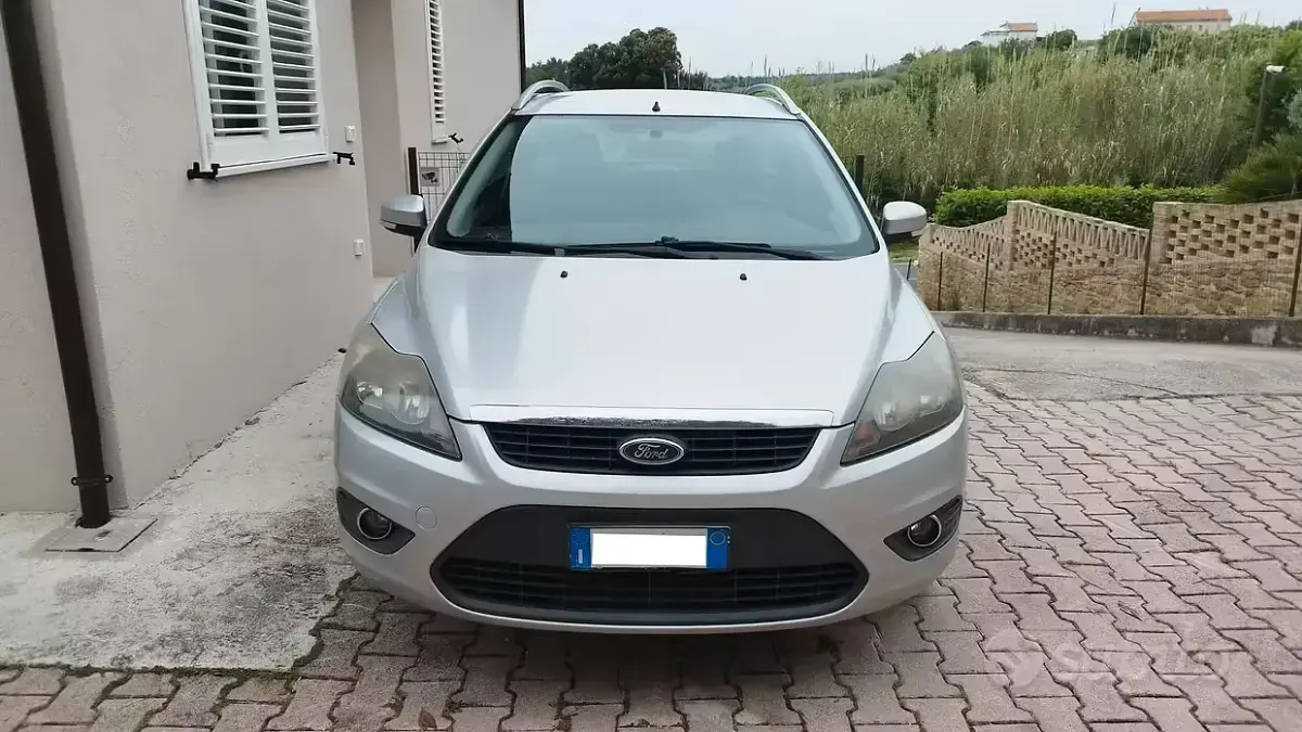 Usado Ford Focus 115 HP (84 kW) 2010 Cinzento Carrinha