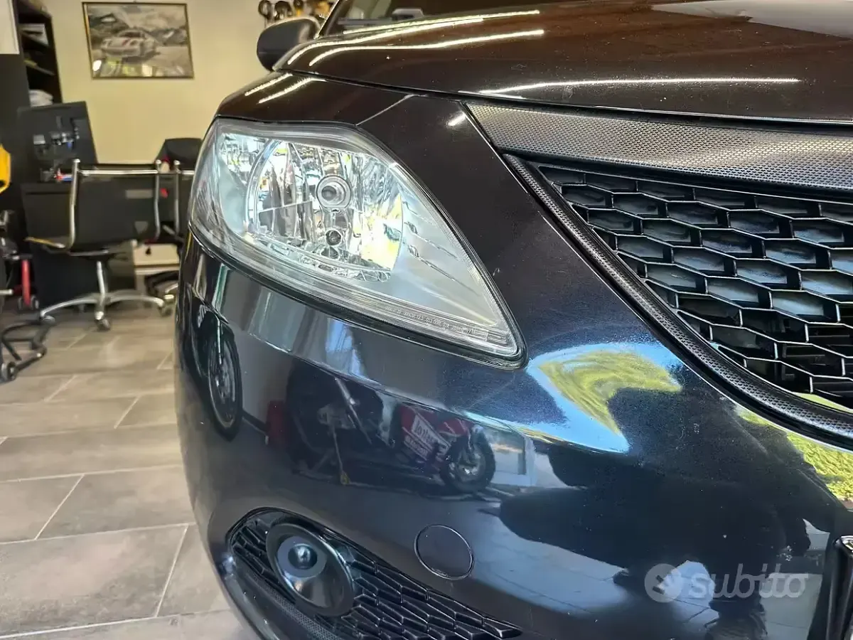 Usata Lancia Ypsilon 69 CV (50 kW) 2018 Nero Utilitaria