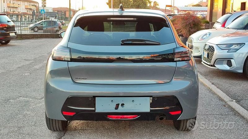 Usata Peugeot 208 Allure 101 CV (74 kW) 2025 Grigio Utilitaria