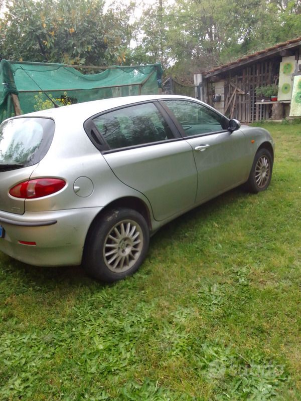 Usata Alfa Romeo 147 116 CV (85 kW) 2004 Grigio Utilitaria