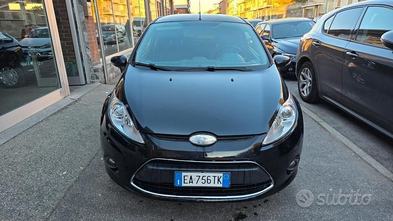 Usata Ford Fiesta 92 CV (67 kW) 2010 Nero Berlina