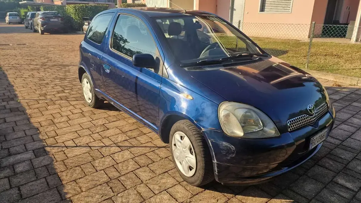 Usata Toyota Yaris 75 CV (55 kW) 2002 Bluazzurro Berlina