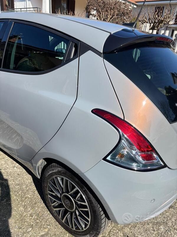 Usata Lancia Ypsilon 69 CV (50 kW) 2023 Grigio Utilitaria