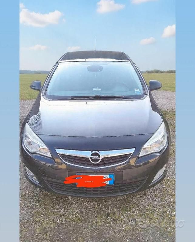 Usata Opel Astra Cosmo 110 CV (80 kW) 2012 Nero Berlina