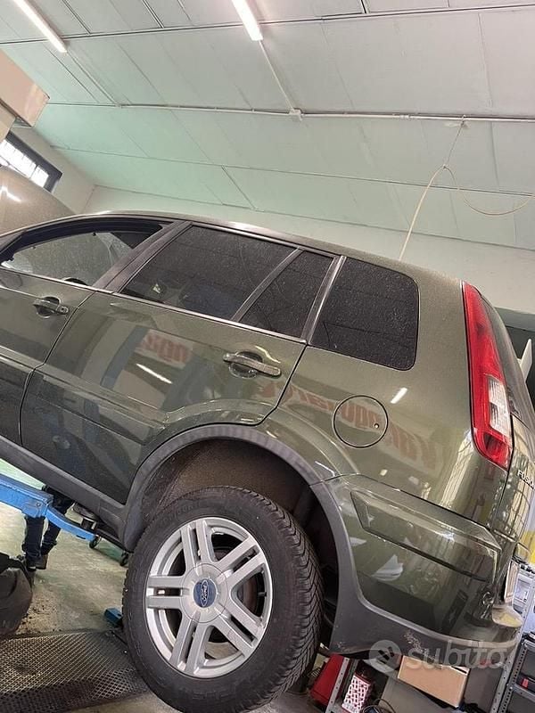 Usata Ford Fusion 80 CV (58 kW) 2006 Verde Utilitaria