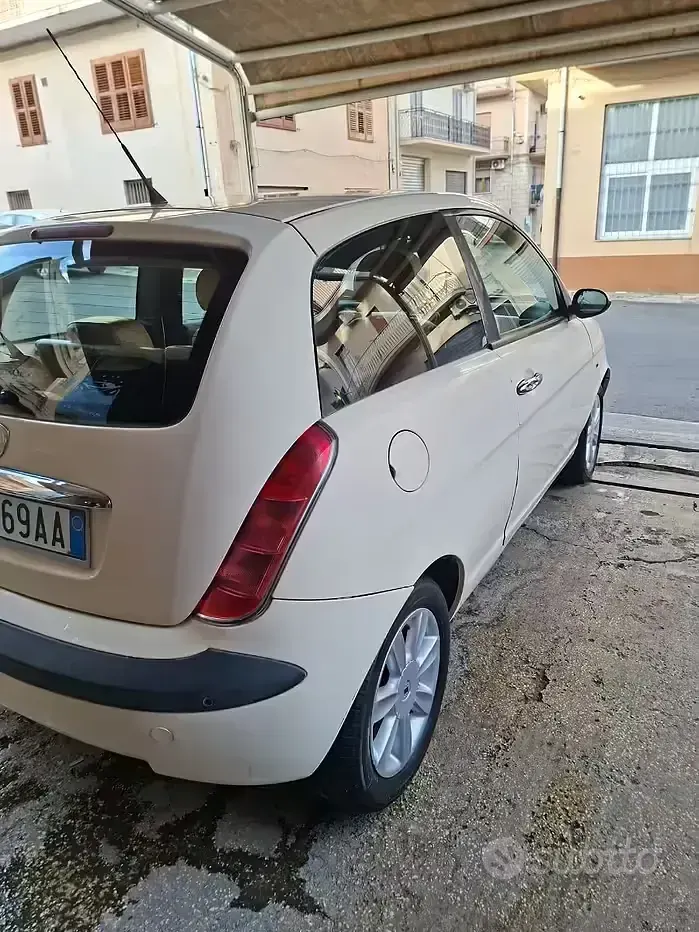 Usata Lancia Ypsilon 70 CV (51 kW) 2004 Giallo Utilitaria