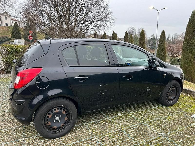 Usata Opel Corsa 75 CV (55 kW) 2010 Nero Utilitaria