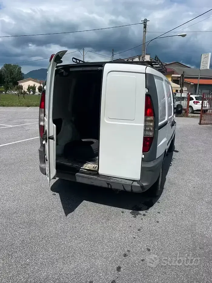 Usata Fiat Doblò 63 CV (46 kW) 2004 Bianco Monovolume