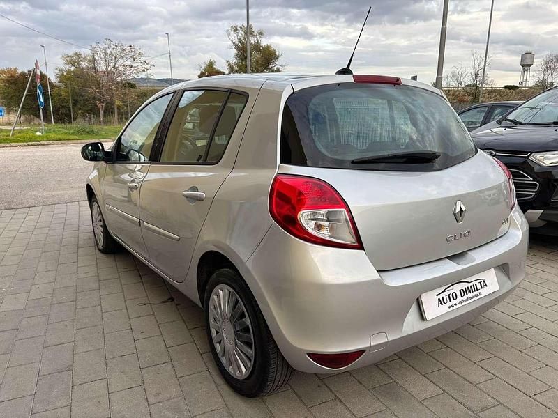 Usata Renault Clio III 75 CV (55 kW) 2011 Argento Berlina
