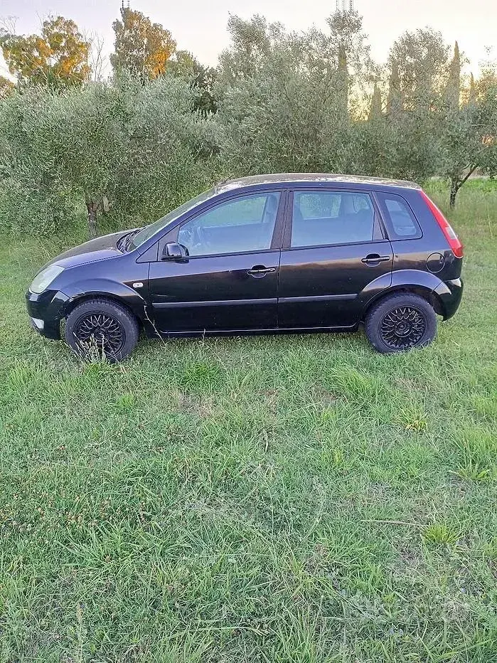 Usata Ford Fiesta 68 CV (50 kW) 2005 Nero Utilitaria