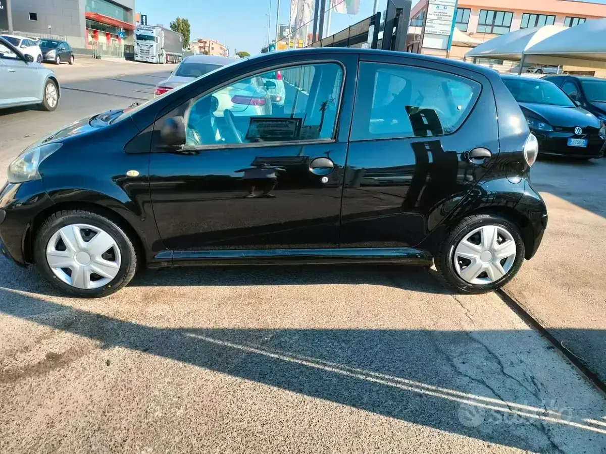 Usata Toyota Aygo 68 CV (50 kW) 2010 Nero Utilitaria
