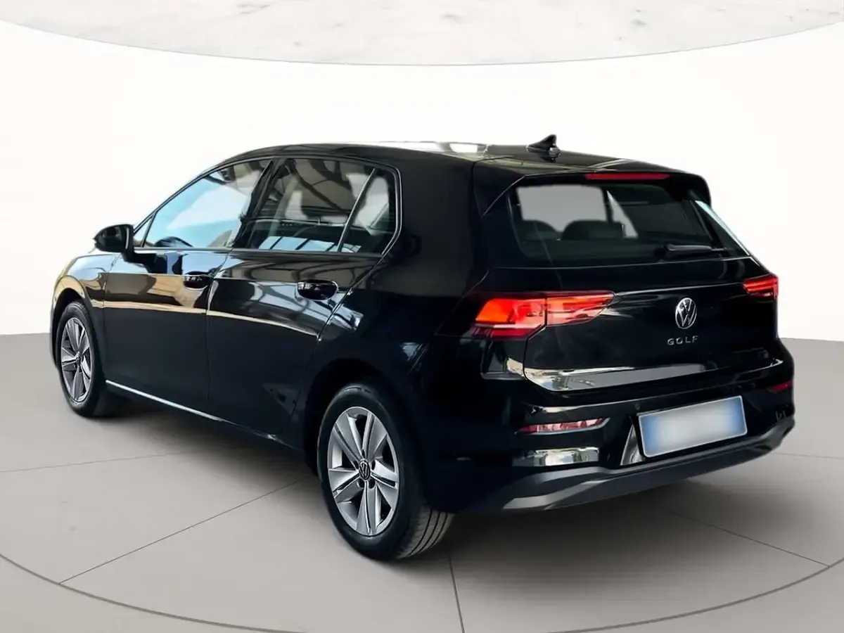 Usata VW Golf VIII Life 116 CV (85 kW) 2025 Grenadill black metallizzato Berlina