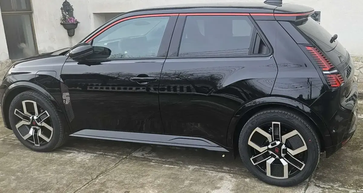 Usata Renault 5 E-Tech Iconic 110 kW (150 CV) 2024 Nero Utilitaria