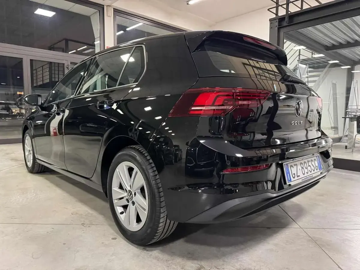 Begagnad VW Golf VIII Life 116 HK (85 kW) 2025 Svart Sedan