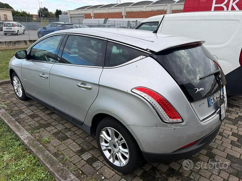 Usata Lancia Delta 120 CV (88 kW) 2013 Grigio Utilitaria