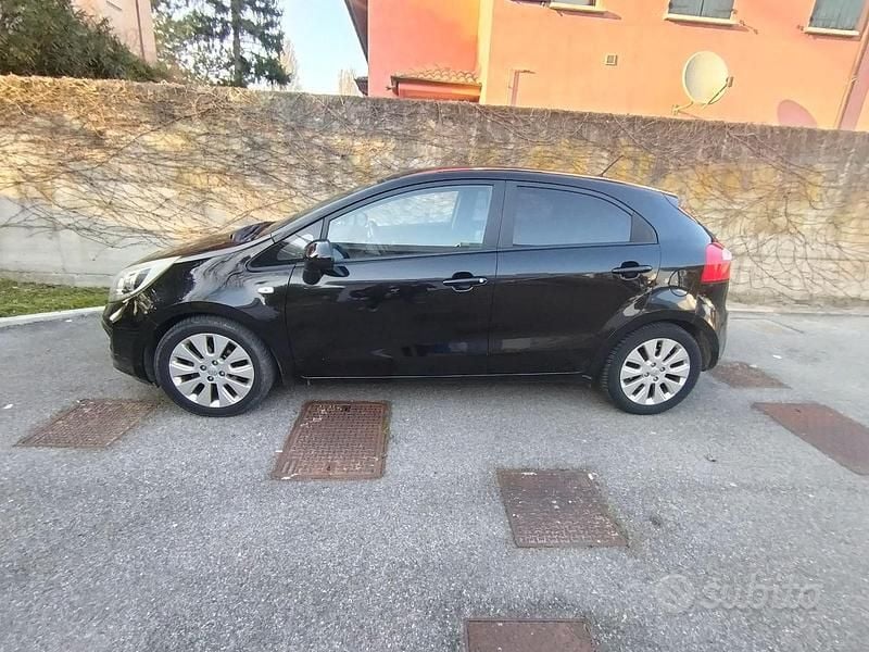 Usata Kia Rio 95 CV (69 kW) 2012 Nero Berlina