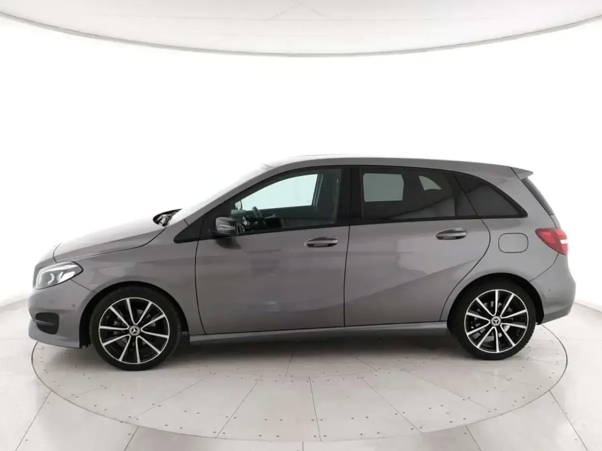 Usata Mercedes B180 Business 109 CV (80 kW) 2018 Grigio metall. Utilitaria